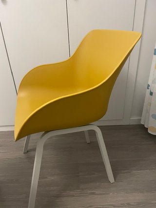 Silla moderna amarilla y blanca