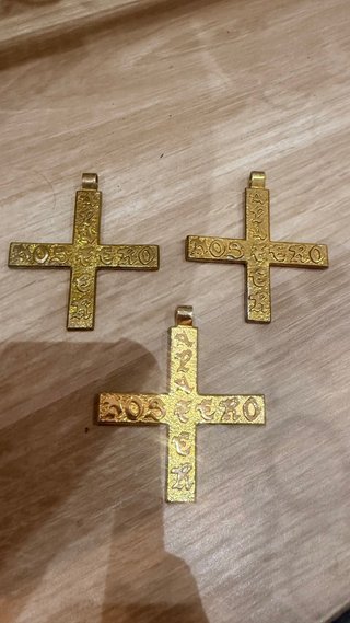Cruces de bronce decorativas