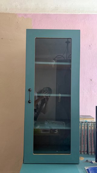 Estantería de cristal y madera