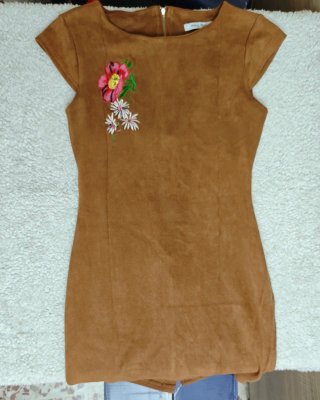 Vestido marrón con flores bordadas