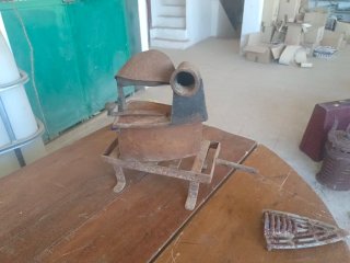 Plancha carbón antigua con soporte