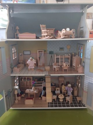 Casa de muñecas con muebles de madera
