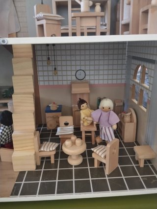 Casa de muñecas con muebles de madera