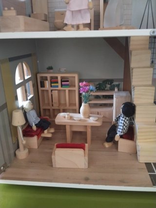 Casa de muñecas con muebles de madera