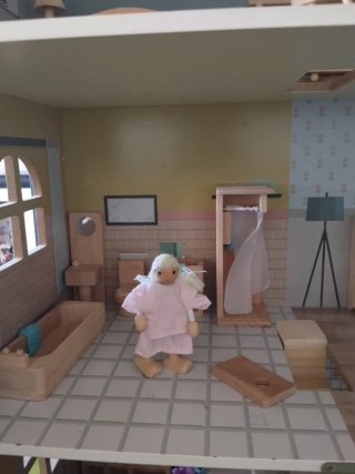 Casa de muñecas con muebles de madera