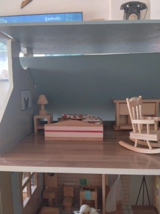 Casa de muñecas con muebles de madera