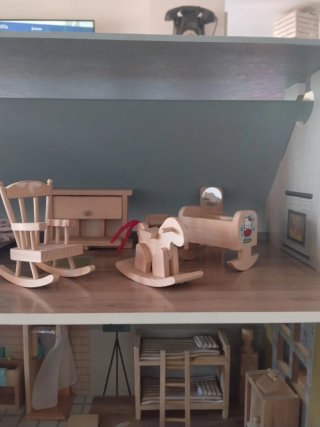 Casa de muñecas con muebles de madera