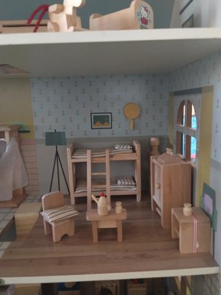 Casa de muñecas con muebles de madera