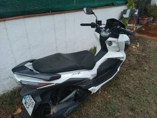 Moto Scooter Sym 125cc Blanca y Negra
