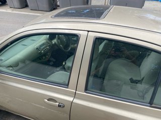 Nissan Micra 2004 volante a la derecha