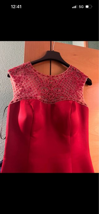 Vestido de fiesta rojo con pedrería