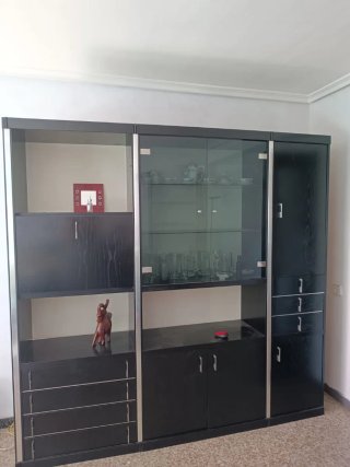 Mueble de comedor negro y plateado