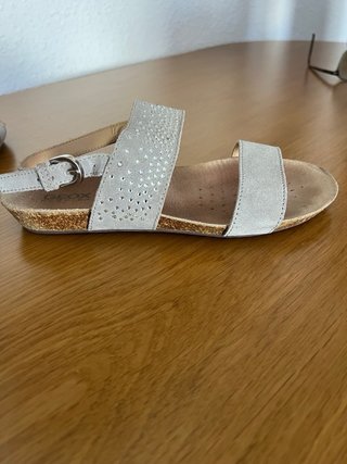 Sandalias Geox Beige y Plateadas