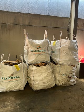 Leña de roble en sacas