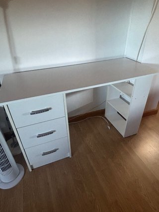 Escritorio blanco con cajones y estanterías