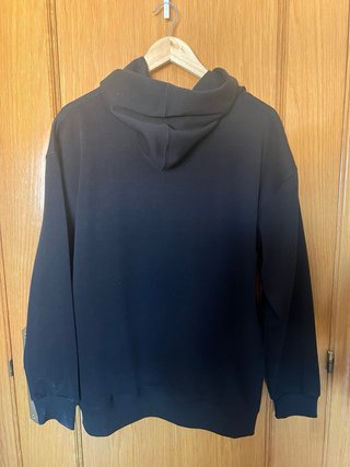 Sudadera Negra con Diseño