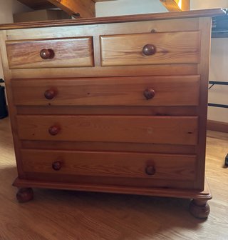 Cómoda de madera con 2 mesitas