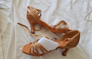 Zapatos de baile latino dorados