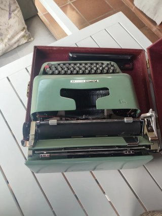 Máquina de escribir Olivetti Studio 44