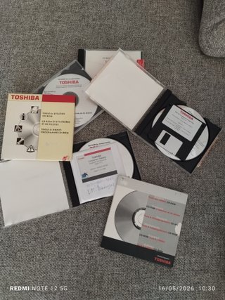 CDs y disquetes Toshiba Retro.
