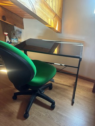 Mesa de dibujo y silla de oficina verde