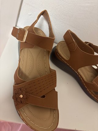 Sandalias Marrones con Flor