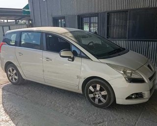 Peugeot 464017 capot 5008 premium