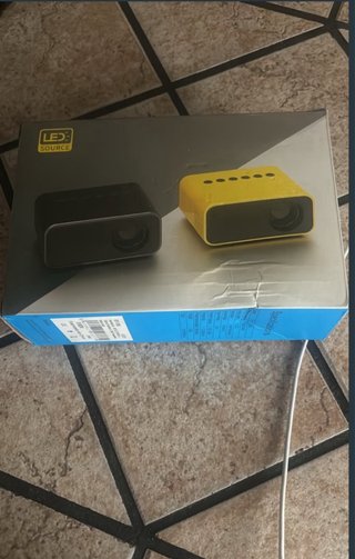 Mini proyector LED negro y amarillo