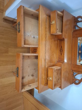 Tocador antiguo de madera con espejo