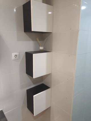 Estanterías de madera negras y blancas