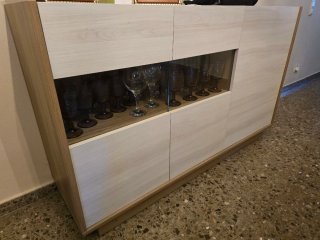 Mueble de comedor de madera y cristal.