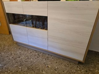 Mueble de comedor de madera y cristal.