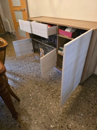 Mueble de comedor de madera y cristal.