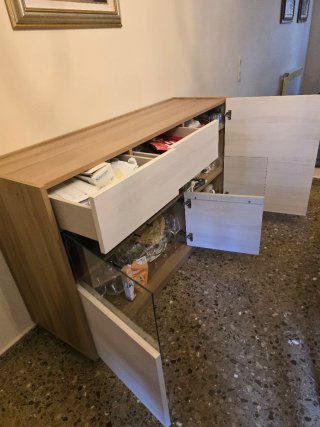 Mueble de comedor de madera y cristal.