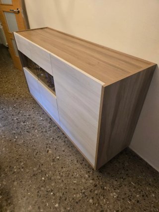 Mueble de comedor de madera y cristal.