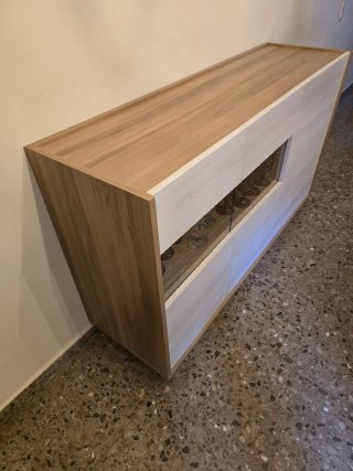 Mueble de comedor de madera y cristal.