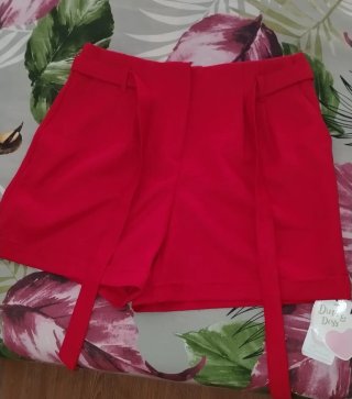 Pantalón corto rojo con cinturón