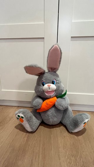 Peluche Conejo Gris con Zanahoria