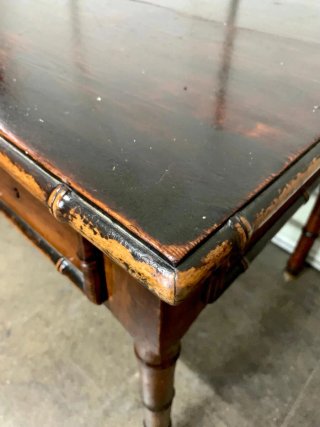 Escritorio antiguo de bambú y madera