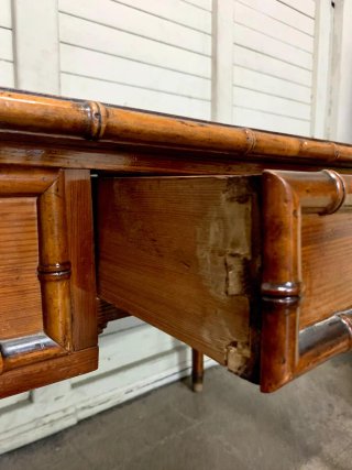 Escritorio antiguo de bambú y madera