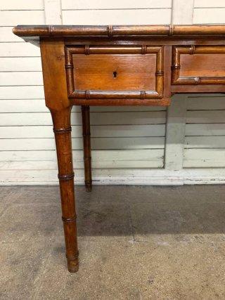 Escritorio antiguo de bambú y madera