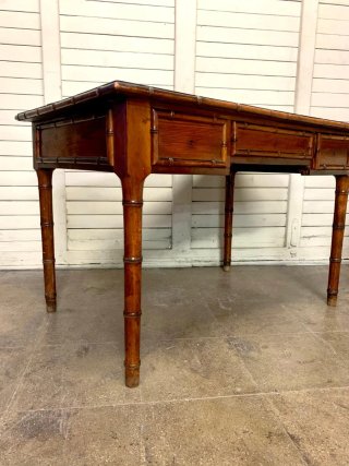 Escritorio antiguo de bambú y madera
