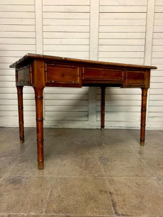 Escritorio antiguo de bambú y madera