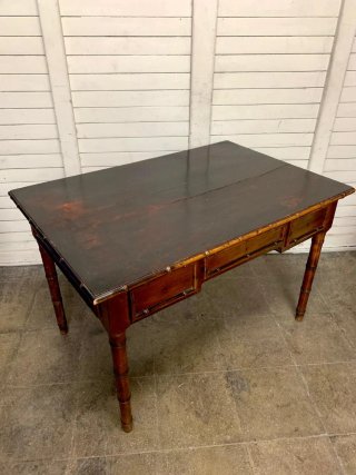 Escritorio antiguo de bambú y madera