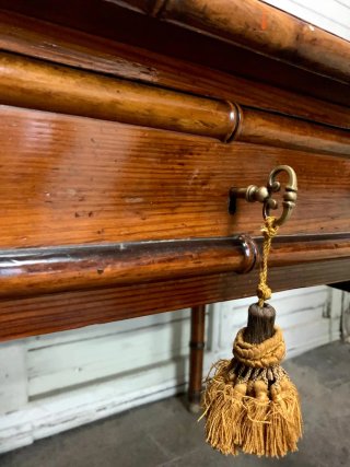 Escritorio antiguo de bambú y madera