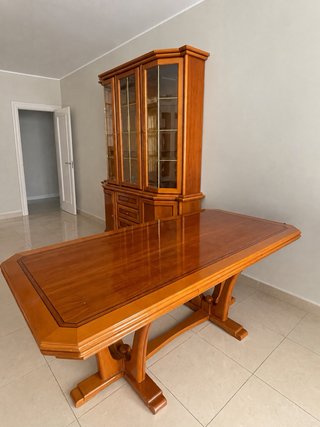 Vitrina de madera con puertas de cristal