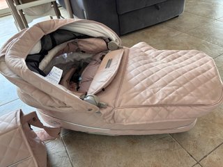 Carro de bebé rosa acolchado
