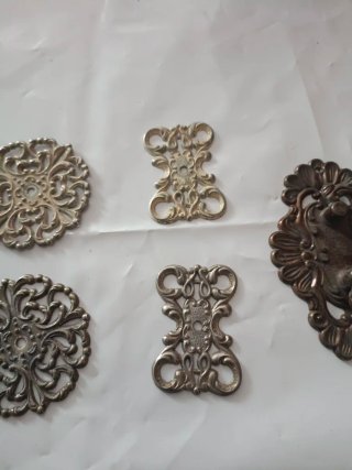 Adornos metálicos para muebles antiguos