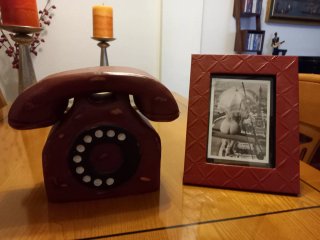 Teléfono antiguo en madera maciza decorativo y mar