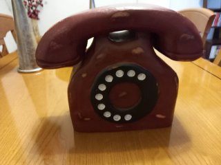 Teléfono antiguo en madera maciza decorativo y mar